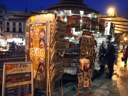 Un par de clientes hojean una revista en un kiosco de prensa, en la calle Alcála. EFE/Archivo