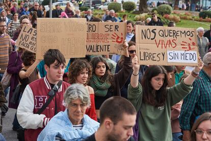 Varias personas sujetan carteles durante una manifestación contra las violencias machistas, este sábado, en Santander (Cantabria).