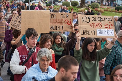 Varias personas sujetan carteles durante una manifestación contra las violencias machistas, este sábado, en Santander (Cantabria).