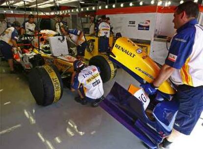 Personal del equipo Renault en Montmeló, durante el último Gran Premio de España.