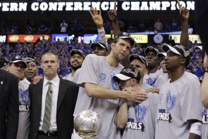 Los jugadores de los Dallas Mavericks celebran el triunfo ante los Thunder de Oklahoma y su pase a la final.