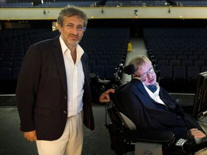 Garik Israelian, a la izquierda, junto al profesor Stephen Hawking.