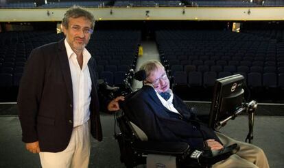 Garik Israelian, a la izquierda, junto al profesor Stephen Hawking.