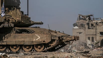 Un tanque israelí en una calle de Rafah, en el sur de la franja de Gaza, este domingo.
