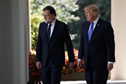 Donald Trump, a la derecha, con el primer ministro espa&ntilde;ol, Mariano Rajoy, en la Casa Blanca.  