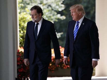 Donald Trump, a la derecha, con el primer ministro espa&ntilde;ol, Mariano Rajoy, en la Casa Blanca.  