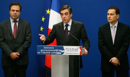 El primer ministro francés, Francois Fillon, habla a la prensa sobre la identidad nacional acompañado del ministro de Inmigración Eric Besson (D) y del ministro de Eduación Luc Chatel (I)