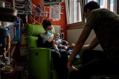 Celia Ballesteros y Francisco del Cerro junto a su hijo Isco del Cerro, un bebé con hiperinsulinismo.
