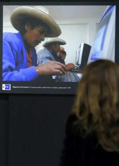 Una mujer mira una exposición fotográfica en el I Foro Internacional del Español.