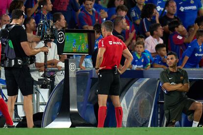 El colegiado César Soto Grado consulta el monitor del VAR en el pasado Getafe-Barcelona