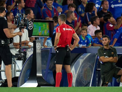 El colegiado César Soto Grado consulta el monitor del VAR en el pasado Getafe-Barcelona.