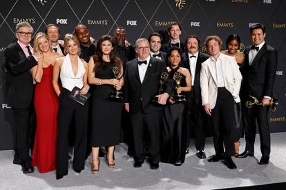 El equipo de 'The Bear', ganadores a seis premios Emmy, entre ellos mejor serie de comedia, en la sala de prensa en los 75º premios Emmy.