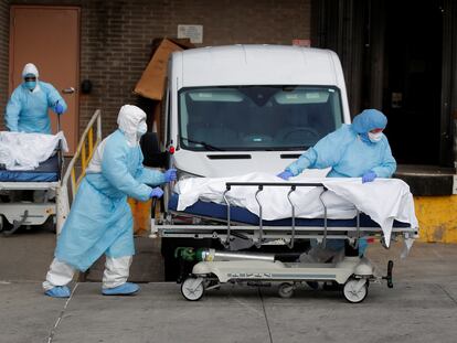 Un equipo sanitario transporta camas del Centro Médico Wyckoff Heights Medical Center de Nueva York.