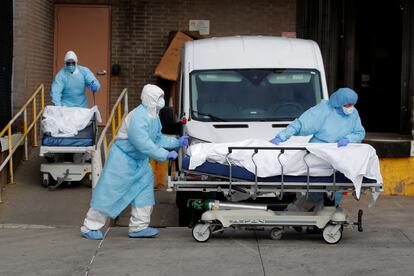 Un equipo sanitario transporta camas del Centro Médico Wyckoff Heights Medical Center de Nueva York.