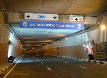 Vista del nuevo túnel de Pío XII, inaugurado ayer, que discurre bajo el paseo de la Castellana.