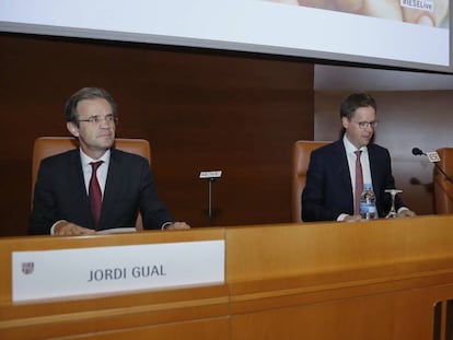 El presidente de CaixaBank, Jordi Gual; junto al director general de IESE, Franz Heukamp, y el profesor Antonio Argando&ntilde;a.