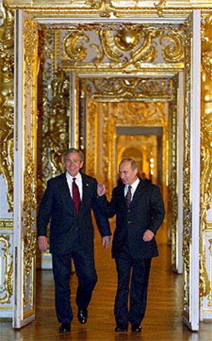 Putin (a la derecha) conversa con Bush en San Petersburgo.