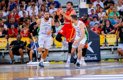 Rudy Fernández juega el balón ante Valanciunas durante el partido amistoso entre España y Lituania el pasado agosto en Las Palmas.