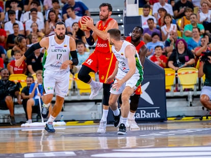 Rudy Fernández juega el balón ante Valanciunas durante el partido amistoso entre España y Lituania el pasado agosto en Las Palmas.