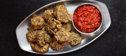 Buñuelos de acelgas, su salsa y variaciones