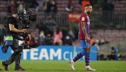 Memphis Depay, jugador del FC Barcelona, perseguido por una de las cámaras de retransmisión de los partidos de LaLiga