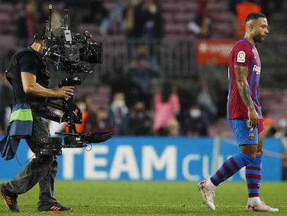 Memphis Depay, jugador del FC Barcelona, perseguido por una de las cámaras de retransmisión de los partidos de LaLiga