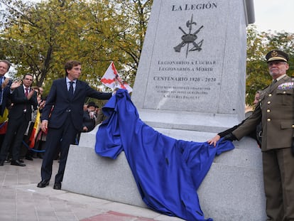 El alcalde de Madrid, José Luis Martínez-Almeida (izquierda), junto al general de división Enrique Millán (derecha), participan en la inauguración de la Estatua al Legionario, este martes en Madrid.