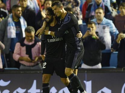 Cristiano agradece Isco pela assistência no segundo gol contra o Celta.