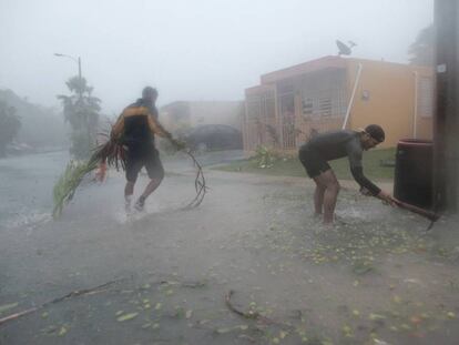 Vecinos de Puerto Rico durante el paso del huracán Irma el pasado 6 de septiembre.