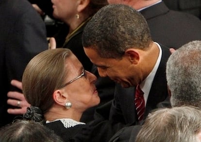 Ruth Bader Ginsburg abraça-se com o presidente dos Estados Unidos Barack Obama em sua chegada ao Congresso em Washington, em 24 de fevereiro de 2009.