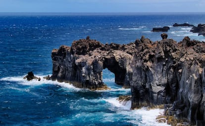 Arco en la punta de la Dehesa del geoparque de El Hierro.