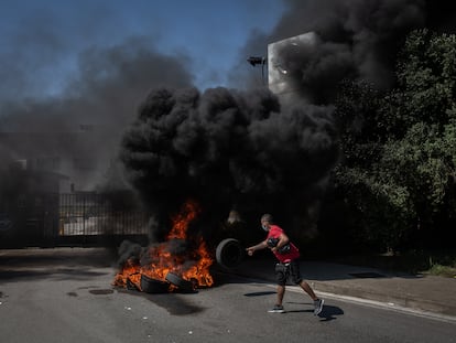 Un trabajador de Nissan quema neumáticos frente a la sede de la compañía en Barcelona el pasado jueves como protesta por el cierre de la fábrica.