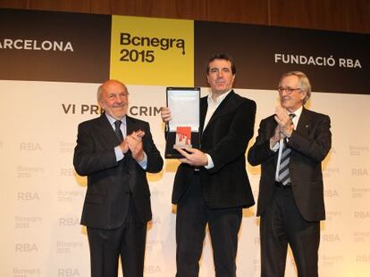 El president del Grup RBA, Ricardo Rodrigo; l'escriptor Emili Bayo i l'alcalde de Barcelona, Xavier Trias, en el lliurament del premi Crims de Tinta.