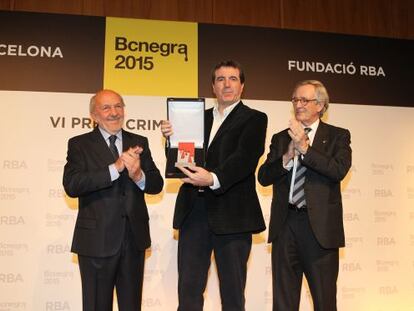 El president del Grup RBA, Ricardo Rodrigo; l'escriptor Emili Bayo i l'alcalde de Barcelona, Xavier Trias, en el lliurament del premi Crims de Tinta.