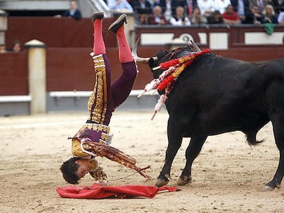 El Capea es volteado en su segundo toro.