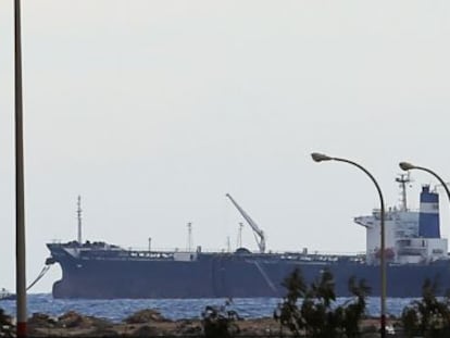 El petrolero norcoreano Morning Glory, atracado desde el pasado s&aacute;bado en el puerto rebelde de Sirte.