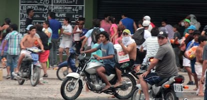 A group of people loot a supermarket in Tucumán during last year's protests in Argentina.