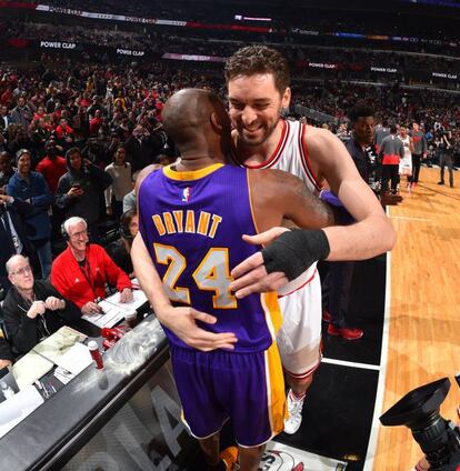 CHICAGO, IL - 21 de febrero: Kobe Bryant de Los Angeles Lakers abraza a su buen amigo y ex compañero de equipo Pau Gasol de los Chicago Bulls el 21 de febrero de 2016 en el United Center en Chicago, Illinois.