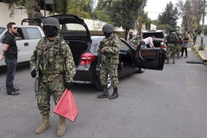 Soldados mexicanos inspeccionan varios coches en la zona donde fue detenido El Grande.