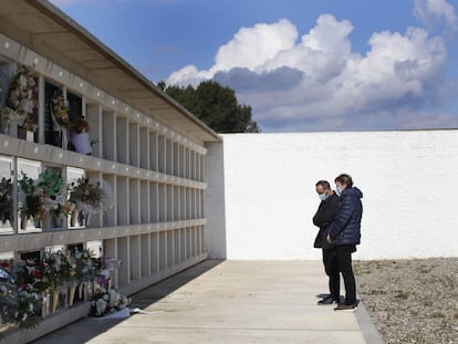 Olga Campos, durante el entierro de su madre, María Pascual, en el cementerio de Polinyà (Barcelona).