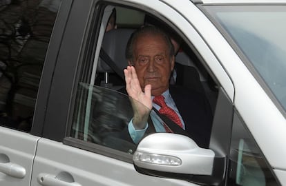 El saludo del Monarca. Admiradores del rey esperaban la salida del Hospital USP en Madrid