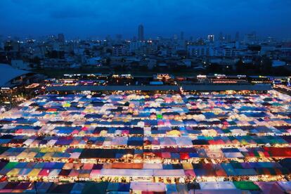 Vista general del Mercado nocturno de Ratchada en Bangkok (Tailandia).