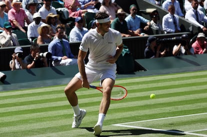 Taylor Fritz realiza un 'tweener', golpe defensivo realizado de espaldas y golpeando la pelota entre las piernas.