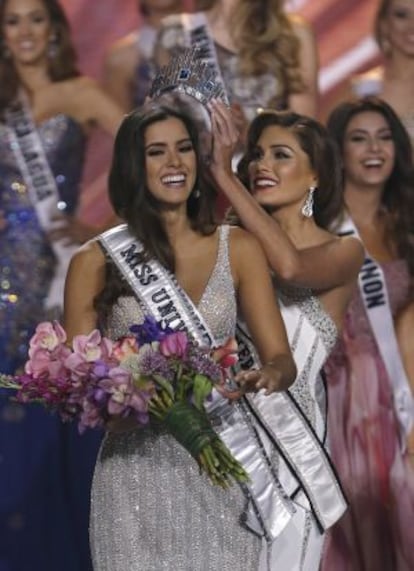 Paulina Vega siendo coronada como Miss Universo 2014.