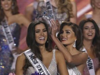 Paulina Vega siendo coronada como Miss Universo 2014.