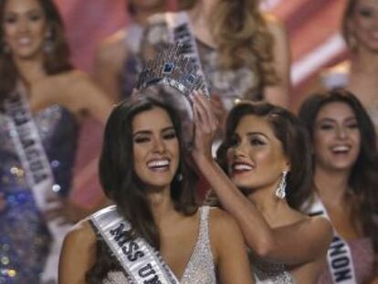 Paulina Vega siendo coronada como Miss Universo 2014.