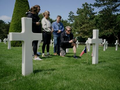 La familia Burridge durante una pequeña ceremonia visitando la tumba de William A. Bechter, un amigo de la familia, en el cementerio americano en el pueblo de Colleville-sur-mer.