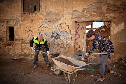 Voluntarios despejan de escombros una de las calles principales de Tablate.