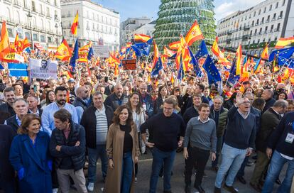 En primer término, desde la izquierda, Ana Botella, exalcaldesa de Madrid; José María Aznar, expresidente del Gobierno; Isabel Díaz Ayuso, presidenta de la Comunidad de Madrid; Alberto Núñez Feijóo, líder del PP; José Luis Martínez Almeida, alcalde de Madrid, Alfonso Serrano, senador del PP, en la Puerta del Sol este domingo. 