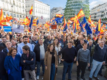 Desde la izquierda, Ana Botella, José María Aznar, Isabel Díaz Ayuso, Alberto Núñez Feijóo, José Luis Martínez-Almeida y Afonso Serrano, este domingo en la Puerta del Sol de Madrid.